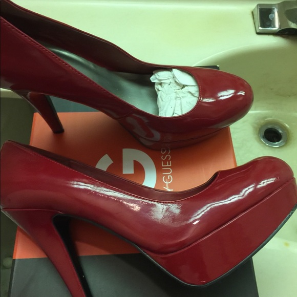 Red Pumps - Picture 4 of 8